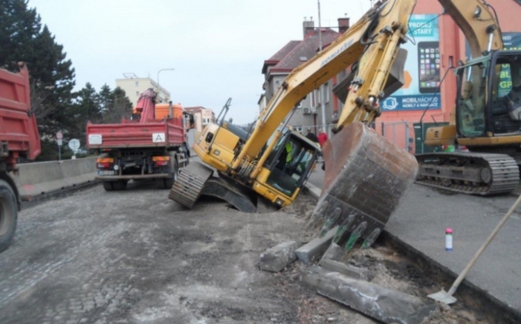 Soudruzi z NDR zřejmě někde udělali chybu... Zpříčený kombajn, propadlý bagr, nestabilní podloží – to jsou první dva týdny zahájení oprav průtahu Náchodem