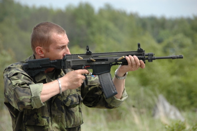 Češi se ozbrojují: Jak získat zbrojní průkaz a co si s pistolí nesmíte dovolit?