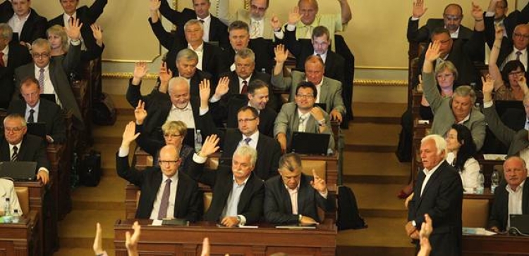 Politikům zase vzrostou platy, polepší si o tisíce korun