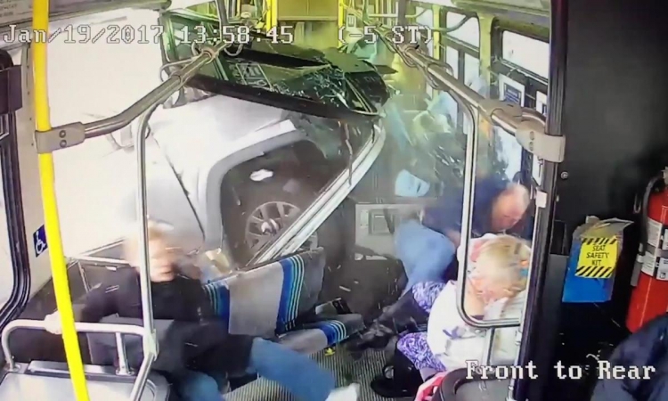 Tento Američan si spletl brzdu a plyn, projel do vnitřku autobusu