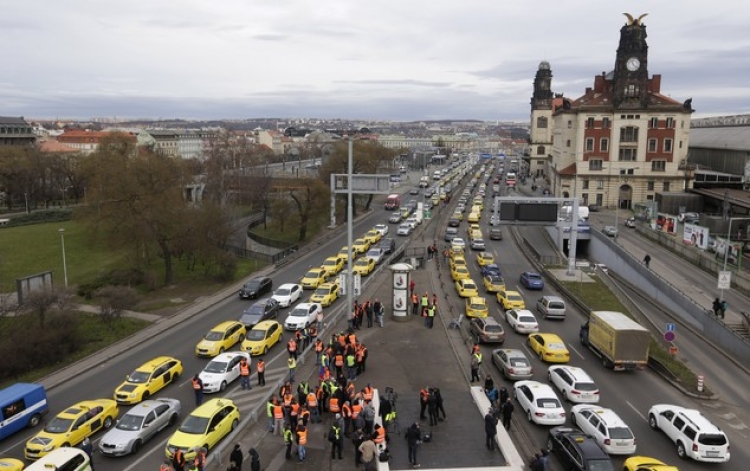 Řidiči, pozor. Začne platit novela o podmínkách provozu vozidel. Co se mění?