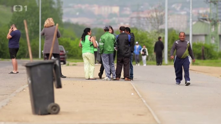 Tak to je nářez. Zazobaní sluníčkáři z Prahy se nastěhovali k Romům do Chánova a takhle to dopadlo. Podívejte se