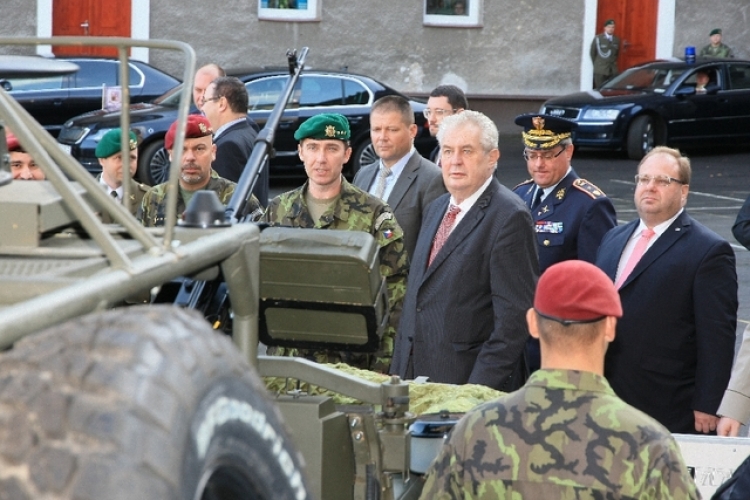 Z tohoto mrazí. Prezident Miloš Zeman už de facto není vrchním velitelem českých ozbrojených sil