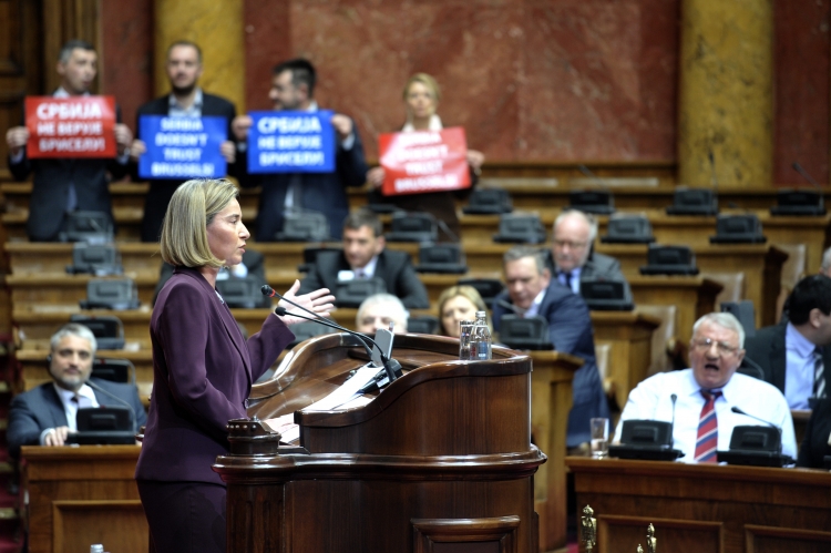 Šéfka diplomacie Evropské unie Federica Mogheriniová zažila velmi nepříjemnou situaci v Srbsku