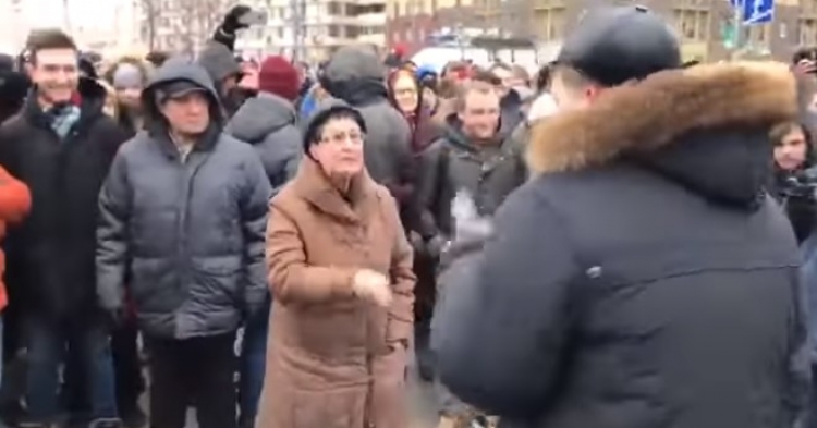 Vše je jinak, než tvrdí mainstremová média? „Kdo neskáče, je Putin!“ Podívejte se na „masivní protest“ proti ruskému prezidentovi