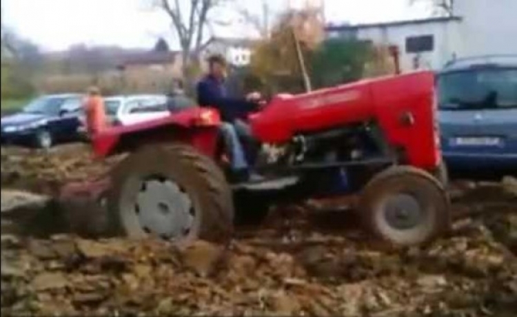 Lidé nechtěli přeparkovat svá auta z pozemku zemědělce. Ten se jim takto pomstil