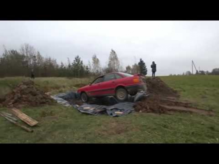 73letý důchodce chtěl zbavit auto koroze. Připravil bazén s 12 tisíci litry Coca-Coly a takto to dopadlo...