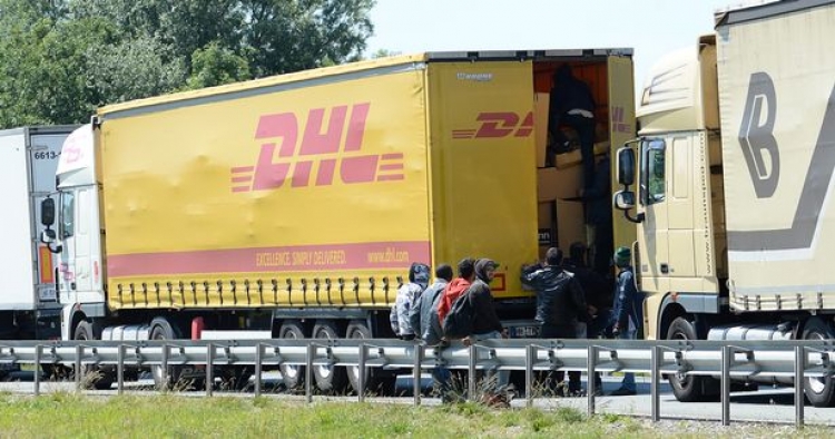 Komická situace v multikulturním Berlíně. DHL odmítá doručovat zásilky do některých ulic. Sen našich sluníčkářů se naplňuje a nevinní lidé trpí