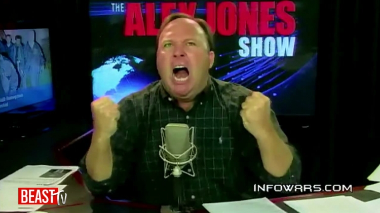 Rozzuřený Alex Jones zaútočil na Trumpa a varoval ho. Padala slova o zradě a sprosté nadávky